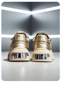 Vista dettagliata delle sneakers dorate con suola platform e marchio sul tallone