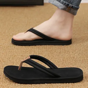 Langlebige schwarze Herren-Flip-Flops mit weich gepolsterten Riemen für den Strand