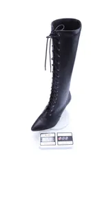 Détail d'une botte haute à lacets noire montrant son poids léger de 326,3 g sur une balance