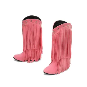 Detailansicht rosa Wildlederstiefel mit Fransen und Sternennieten-Verzierung.