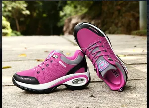 Vista lateral detallada de zapatillas magenta con cámara de aire para mujer al aire