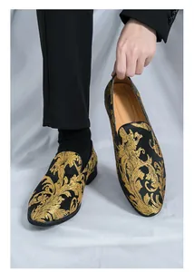 Detailansicht der schwarzen Herren-Loafer mit goldener Blumenstickerei