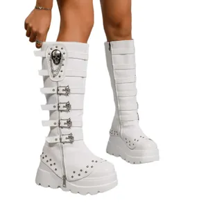 Weiße Plateau-Knie-Stiefel im Punk-Stil mit Metallschnallen in Totenkopfform und Nieten