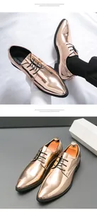 Detailansicht goldener Metallic-Anzugschuhe mit spitzer Zehenpartie und leichter EVA-Sohle.