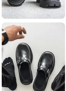 Vista superior de mules de cuero negro para hombre con hebilla de plata y suela gruesa