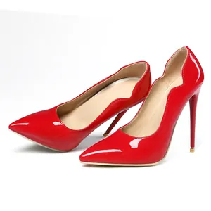 Vista detallada de elegantes tacones rojos de charol con un diseño único de borde ondulado