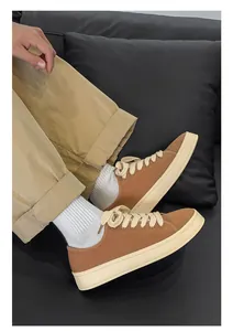 Vista dettagliata di sneaker in tela marrone retrò con suole spesse crema