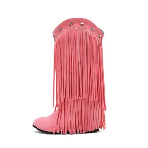 Modische rosa Wildlederstiefel mit mehrlagigen Fransen und silbernen Sternnieten