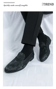 Nahaufnahme von eleganten schwarzen Herren-Loafers mit aufwendiger Paisley-Stickerei