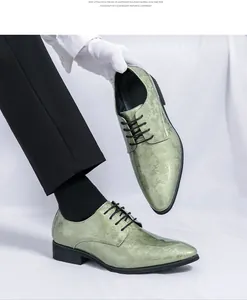 Chaussures habillées pour hommes avec motif floral vert clair pour les mariages.