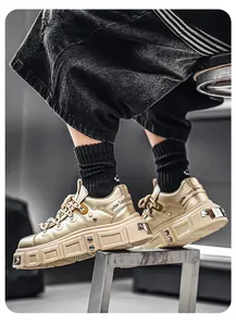 Primo piano di sneakers platform punk oro metallizzato con suola spessa.