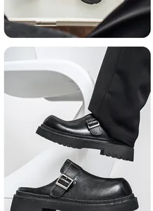 Detalle de mules para hombre en piel negra con hebilla y suela de track
