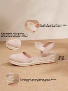 Vista detallada de los tacones de cuña de paja y la correa elástica de las sandalias