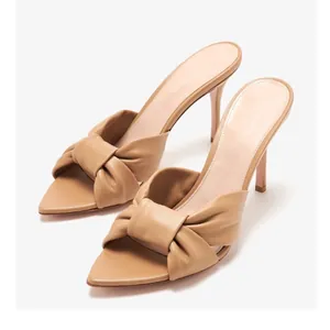 Eleganti sabot a spillo beige a punta con nodo decorativo e tacco sottile di tendenza