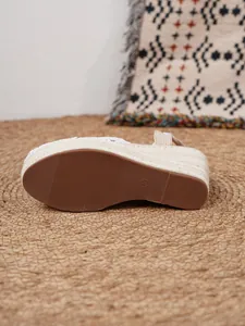 Primer plano de la suela antideslizante y la textura de cuña de paja de las sandalias de verano.