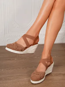 Sandalias de cuña marrón con parte superior de ganchillo y suela de esparto tejida
