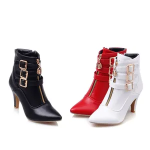 Stivaletti da donna a punta con tre fibbie dorate in colori nero, rosso e bianco.
