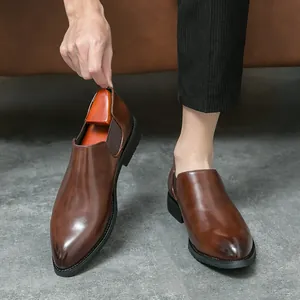 Braune Herren Loafer aus Leder mit spitzer Kappe und versteckter Erhöhung im britischen Stil