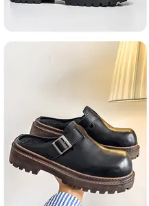 Primer plano de mules de cuero negro con hebilla ajustable y suela gruesa