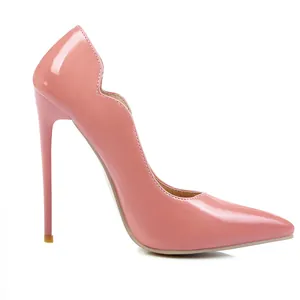 Elegantes salones de charol rosa con punta afilada y silueta ondulada.