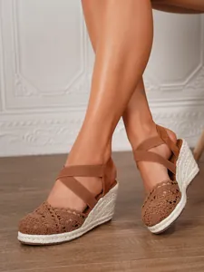 Vista detallada de sandalias de cuña de ganchillo marrón con plataforma espardeña