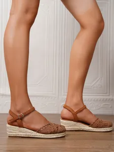 Sandalias de cuña de ganchillo marrón con suelas de esparto y fina tira al tobillo