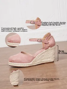 Dettagli di sandali rosa con zeppa da 8 cm in paglia intrecciata e cinturino
