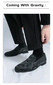 Detailansicht schwarzer Herren-Loafer mit elegantem Jacquard-Blumenmuster im China-Stil