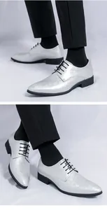 Chaussures de ville élégantes argentées à bout pointu pour hommes, idéales pour mariages.