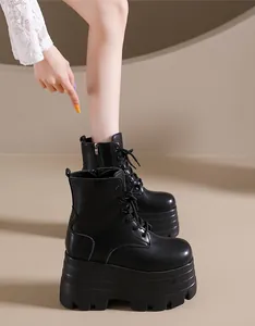 Detailansicht der schwarzen 14 cm Plateau-Stiefeletten mit ultradickem Sohlendesign von der Seite