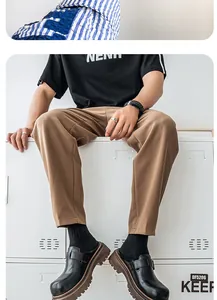Primer plano de zuecos de cuero negro para hombre estilo Birkenstock con suela gruesa y hebilla.
