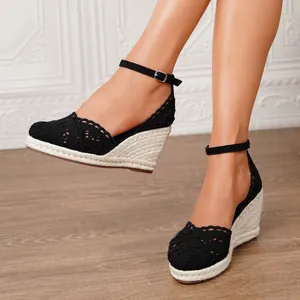 Elegantes sandalias de cuña de encaje de ganchillo negro para mujer con correa al tobillo