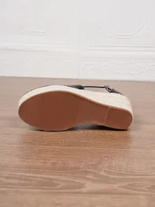 Detailansicht der rutschfesten Gummisohle der Keilabsatz-Espadrille-Sandale