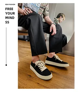 Dettaglio ravvicinato di scarpe di design in tela nera con lacci spessi beige da uomo
