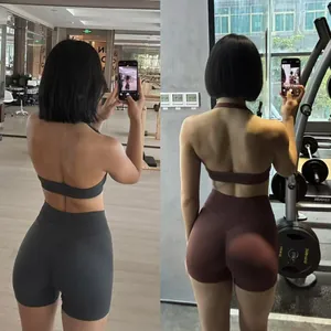 Vista posteriore di set pantaloncini fitness a vita alta e reggiseno all'americana grigio e marrone