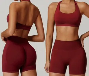 Vista dettagliata del set sportivo rosso scuro senza cuciture con top a lupetto