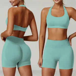 Set yoga senza cuciture a vita alta con reggiseno sportivo all'americana e pantaloncini push-up