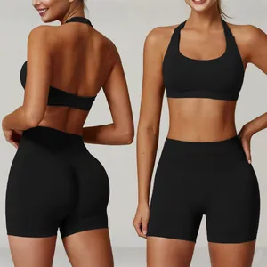 Dettaglio del set sportivo nero con reggiseno a lupetto e pantaloncini a vita alta