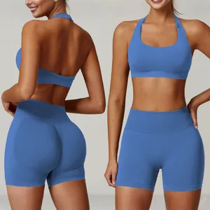 Completo reggiseno sportivo blu a lupetto e pantaloncini yoga a vita alta, vista fronte e retro.