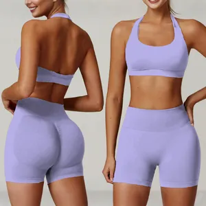 Set da yoga lilla in due pezzi con reggiseno sportivo allacciato al collo e pantaloncini