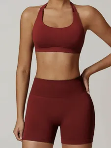 Primo piano di un reggiseno sportivo bordeaux e pantaloncini da fitness a vita alta