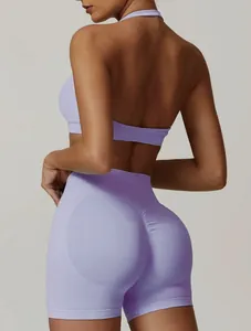 Dettaglio del set yoga viola a vita alta con reggiseno sportivo allacciato al collo