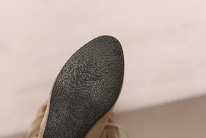 Detailaufnahme der rutschfesten Gummisohle dieser modischen Wildlederstiefel für Damen