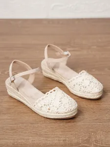 Elegantes sandalias de cuña de esparto con encaje crema para las vacaciones de verano