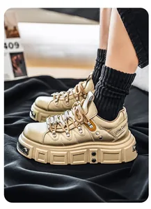 Sneaker punk con plateau oro metallizzato con suola spessa e dettagli in metallo.