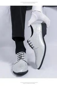 Gros plan sur des chaussures habillées argentées avec semelle EVA légère