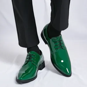 Stilvolle grüne Lackleder-Herrenschuhe mit spitzer Kappe und Schnürung für Gala-Abende