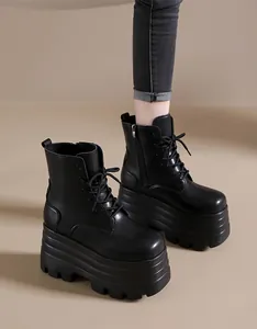 Detailansicht schwarzer 14cm Plateau-Martin-Boots mit Schnürung und seitlichem Reißverschluss.