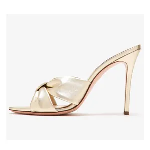 Elegante sabot a spillo in oro metallizzato con un dettaglio di nodo intrecciato alla moda