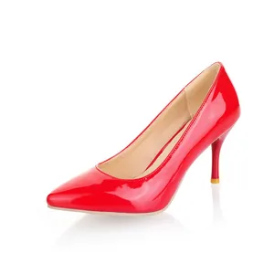 Escarpin élégant en cuir verni rouge à bout pointu et fin talon haut brillant